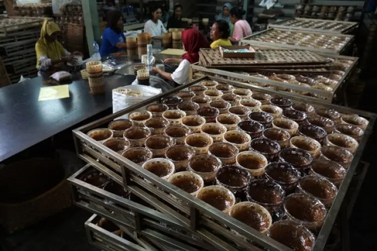 FOTO: Produksi Dodol Keranjang Imlek
