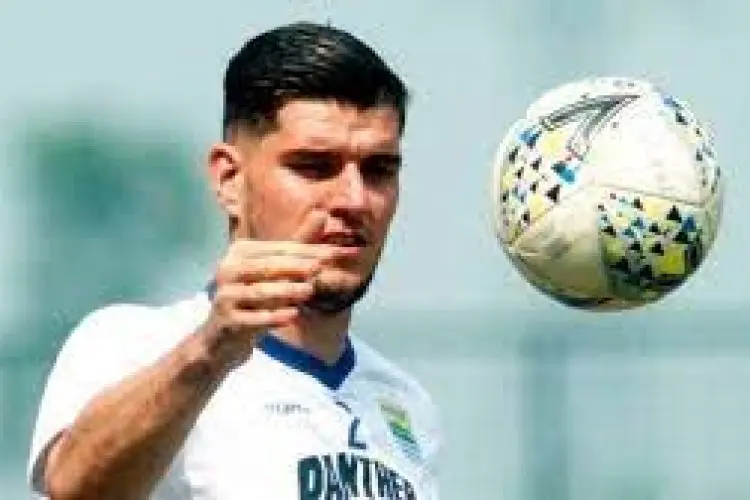 Persib Bandung Pagari Nick Kuipers Hingga 2025