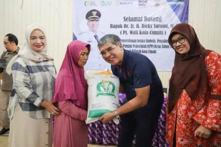Pj Wali Kota Cimahi Serahkan 370 Ton Beras Bantuan Pangan CPP Tahap I 2024