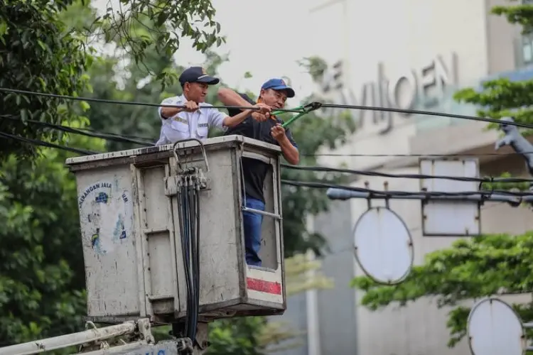 Kota Bandung Genjot Penurunan dan Perapian Kabel Udara