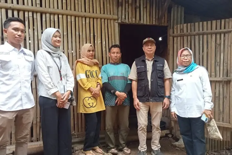 Ringankan Beban Sukiman, Dinsos KBB Berikan 10 Ekor Ayam untuk Dipelihara