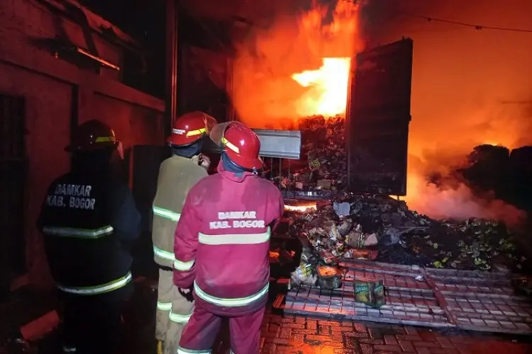 Logistik Pemilu Babakan Madang Nyaris Musnah, Pergudangan Sentul Sejati Terbakar