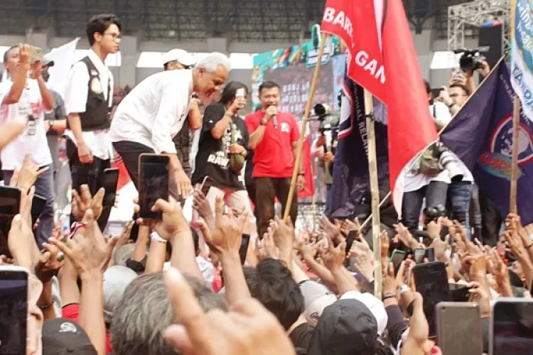 Ratusan Ribu Relawan Ganjar-Mahfud Sesaki Stadion Pakansari Bogor