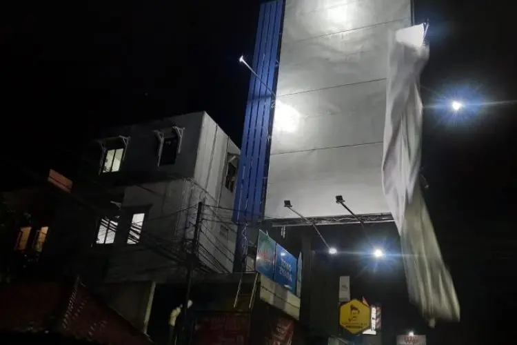 Satpol PP Kota Bandung Tertibkan Belasan Reklame dan Bando