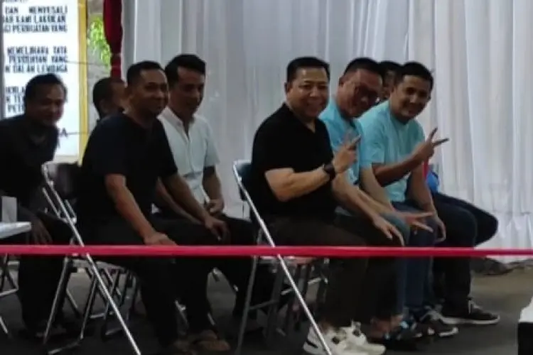 Di Lapas Sukamiskin, Setnov Salam Dua Jari