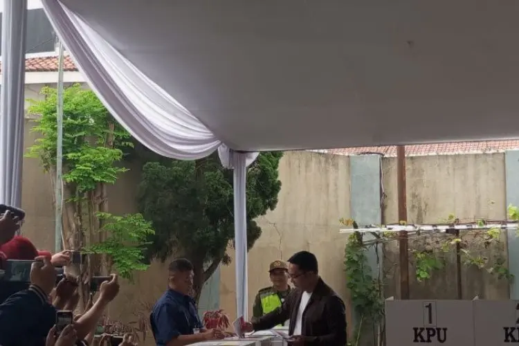 Ridwan Kamil Beserta Keluarga 'Nyoblos' di Depan Rumah