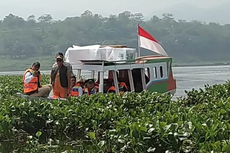 Sepenggal Kisah Pahlawan Demokrasi dari Cipeundeuy, 3,5 Jam Terjebak di Tengah Rimbunnya Eceng Gondok Waduk Cirata 