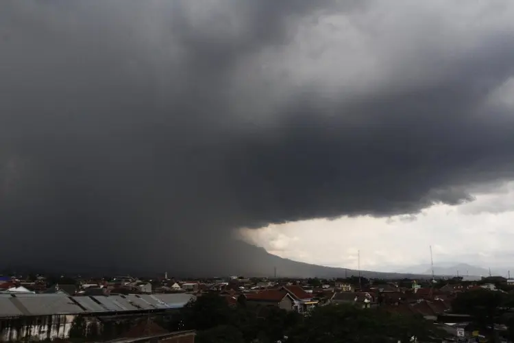 BMKG: Suhu Dingin di Bandung Raya Masih Normal, Waspadai Angin Kencang dan Hujan Lokal