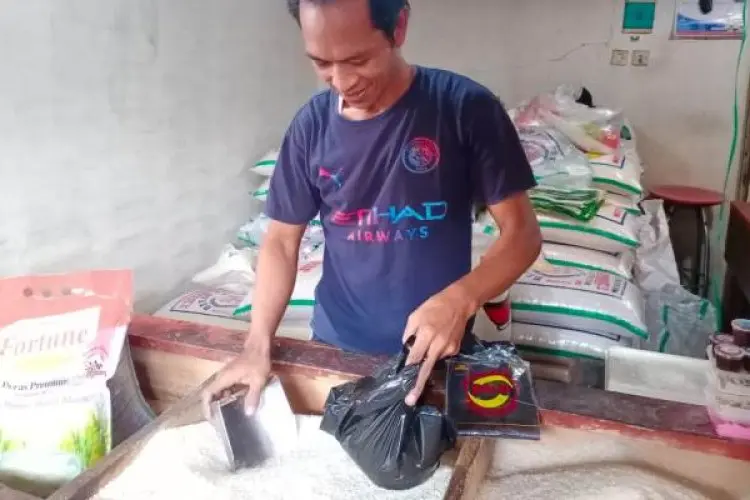 Gegara Beras Langka di KBB, Pedagang Pasar di Batujajar Sedih Banyak Pembeli Hanya Mampu Beli Setengah Kilo