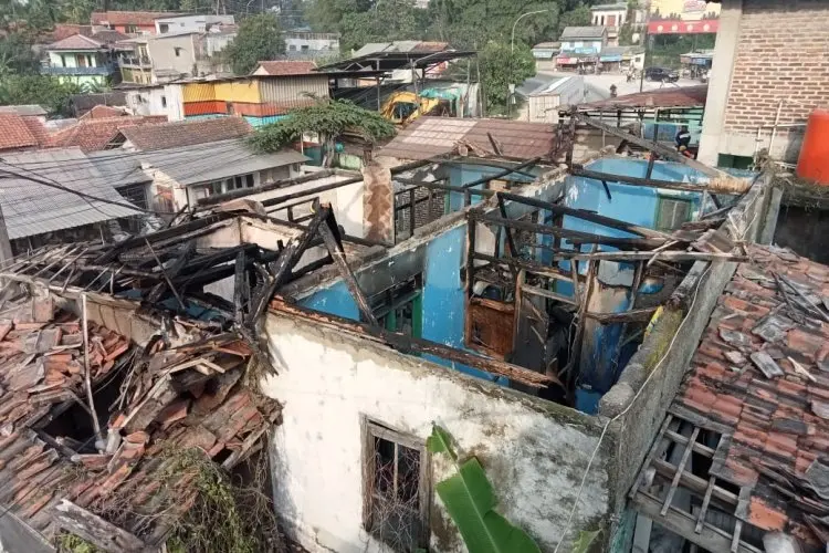 Diduga Karena Korsleting Listrik, Kantor SMP Terpadu Cokroaminoto di Cipatat KBB Ludes Dilalap si Jago Merah