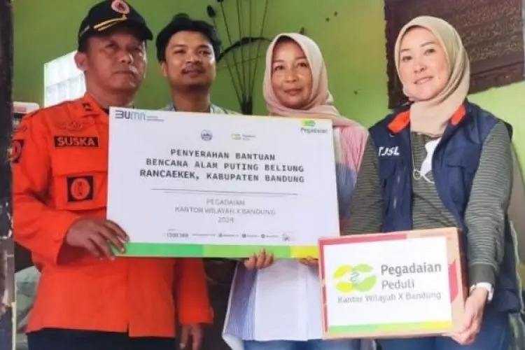 Peduli Korban Puting Beliung di Rancaekek, Pegadaian Serahkan Bantuan kepada Warga Terdampak