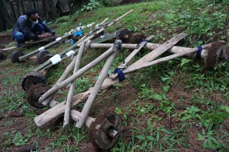 FOTO: Melestarikan Permainan Tradisional Kadaplak