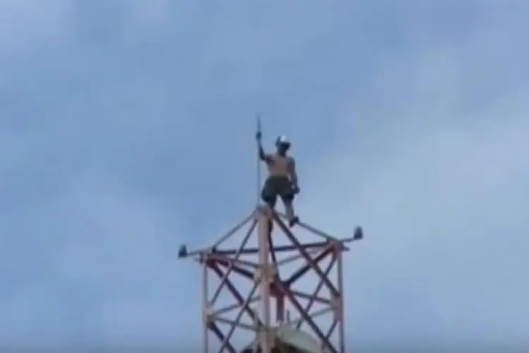 Diduga ODGJ Pria Di Bandung Nekat Naik Tower Setinggi 20 Meter