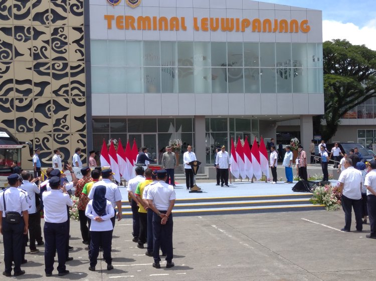 Say Goodbye untuk Kesan Kumuh, Presiden Jokowi Puji Terminal Leuwipanjang dan Terminal Banjar