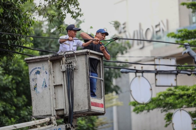 Kota Bandung Genjot Penurunan dan Perapian Kabel Udara