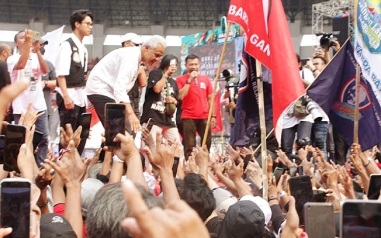 Ratusan Ribu Relawan Ganjar-Mahfud Sesaki Stadion Pakansari Bogor