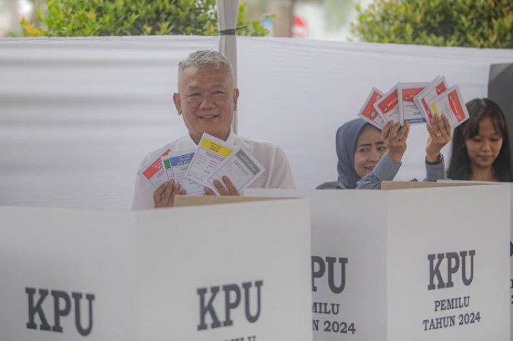 Pj Wali Kota Bandung Salurkan Hak Pilih di TPS 69 Rancasari
