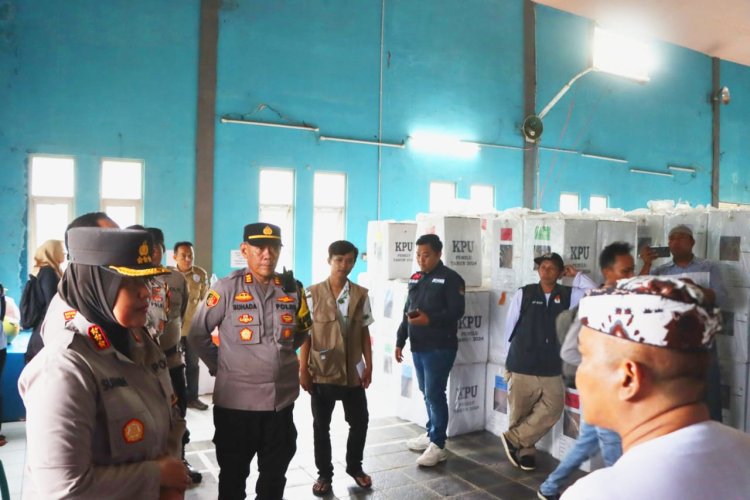 Kapolresta Cirebon Pimpin Pengecekan dan Monitoring Gudang Logistik Pemilu 2024 di Sejumlah Kecamatan