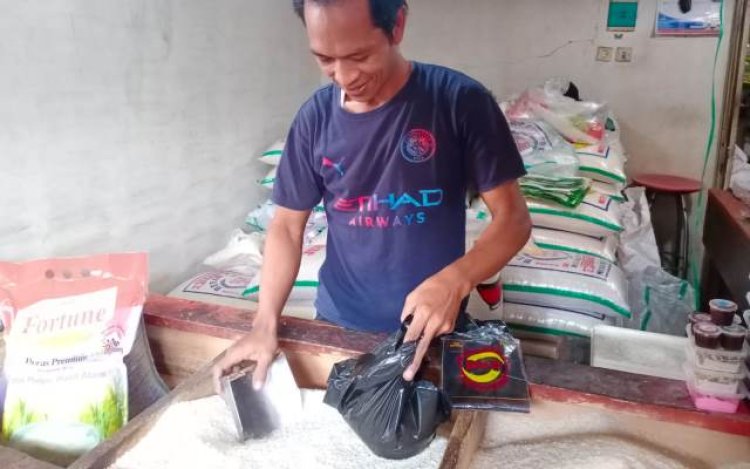 Gegara Beras Langka di KBB, Pedagang Pasar di Batujajar Sedih Banyak Pembeli Hanya Mampu Beli Setengah Kilo
