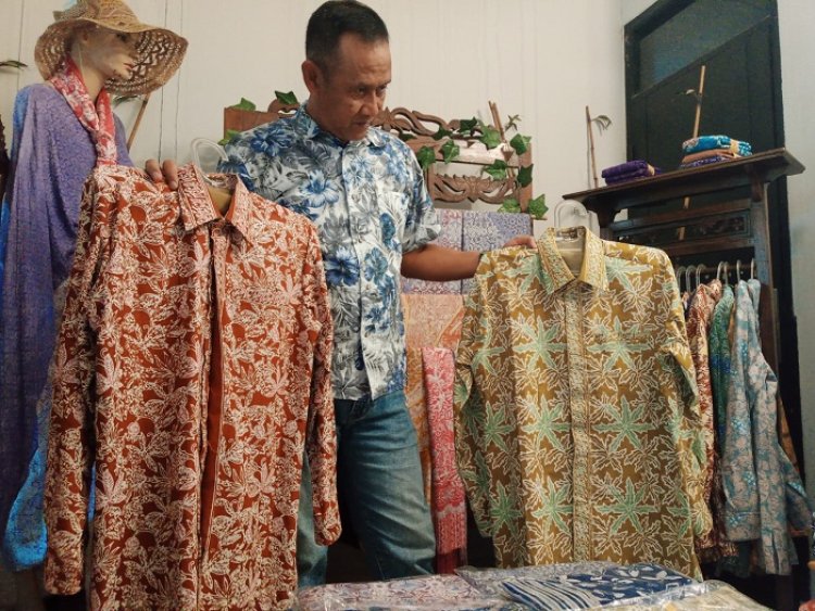 Konsisten Bisnis Batik Khas Cimahi, Pria  Ini Raih Omzet Ratusan Juta per Bulan
