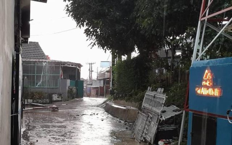 Warga Manglayang Regency Kabupaten Bandung Dikagetkan Angin Kencang, Puting Beliung Susulan?
