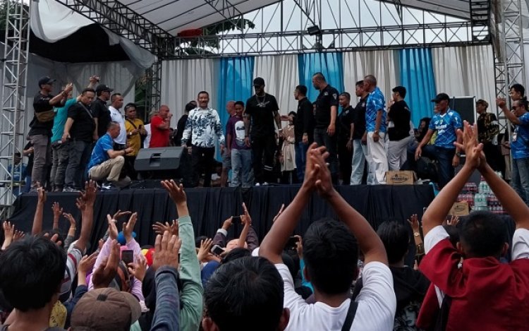 Usai Kalahkan PSIS Semarang, Umuh Muchtar Nyawer dan Skuad Persib Joget Dangdutan 