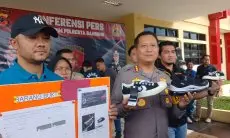 Polisi Amankan Ribuan Pasang Sepatu Merek Palsu di Kecamatan Paseh Bandung