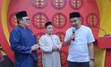 Bey Machmudin Beri Kejutan Tarawih di Masjid Lautze 2 Bandung 