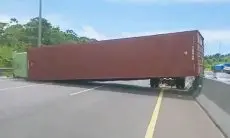 Iakarta Bandung Tersendat, Ada Truk Terguling di KM 92 Cipularang