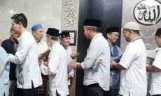 Penjabat Gubernur Bey Machmudin Tarawih di Masjid Tertua di Bandung