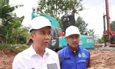 Tinjau Pembangunan Tanggul Kali Bekasi, Bey Machmudin Targetkan Rampung Juni Ini