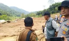Tinjau Lokasi Longsor di Kampung Gintung Rongga, Arsan Latif Bakal Prioritaskan Warga di Pengungsian