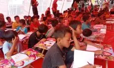 Obati Trauma Anak-anak Korban Bencana Longsor di Kampung Gintung, Pengajar Sekolah Darurat Berikan Edukasi Ini