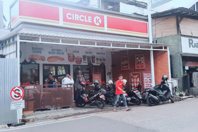Satpol PP Kota Bandung Segel Minimarket di Gegerkalong
