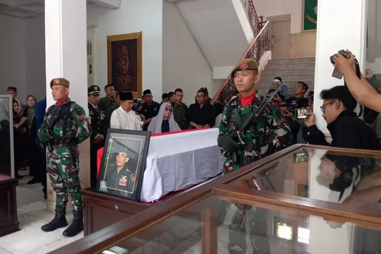 Jusuf Kalla Takziah ke Almarhum Solihin GP