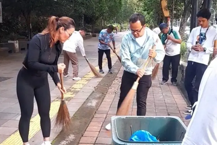 Begini Saat Bima dan ASN Gantikan Pasukan Kuning Untuk Menyapu Jalan
