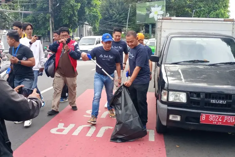 Ratusan Pelajar dan Masyarakat Bersihkan Sekitar KRB