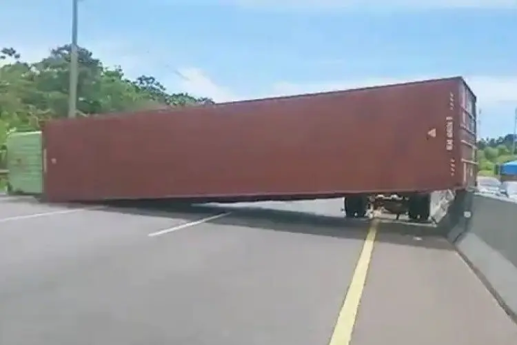 Iakarta Bandung Tersendat, Ada Truk Terguling di KM 92 Cipularang