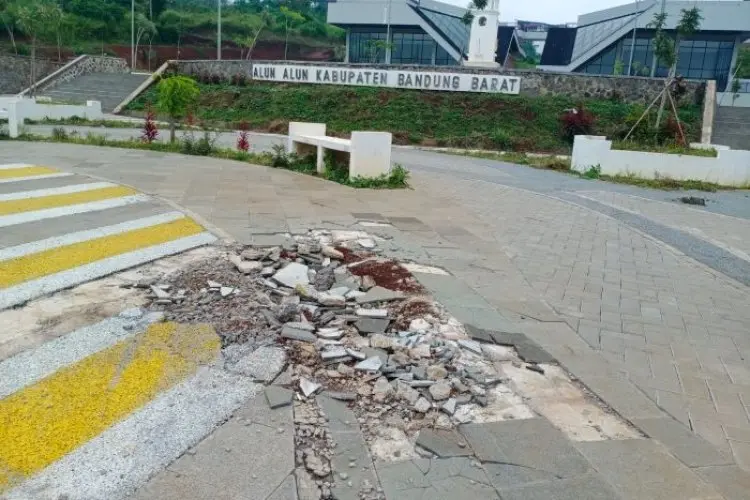 Belum Diresmikan Lantai Alun-alun Kabupaten Bandung Barat Hancur