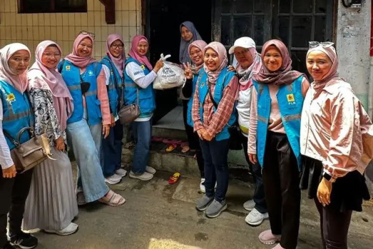 Peduli Terhadap Sesama, Srikandi PLN UP3 Cirebon Memberikan Bantuan Sembako untuk Masyarakat Kutagara Utara