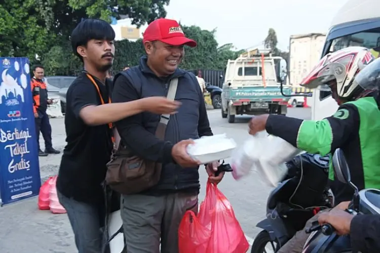 Insan Pers JJB Berbagi Takjil Gratis di Tugu Panca Karsa