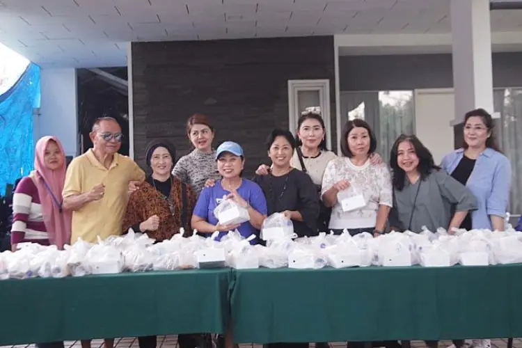 Indahnya Keberagaman, Warga Cluster  Bukit Golf Hijau Sentul City Berbagi Takjil Gratis