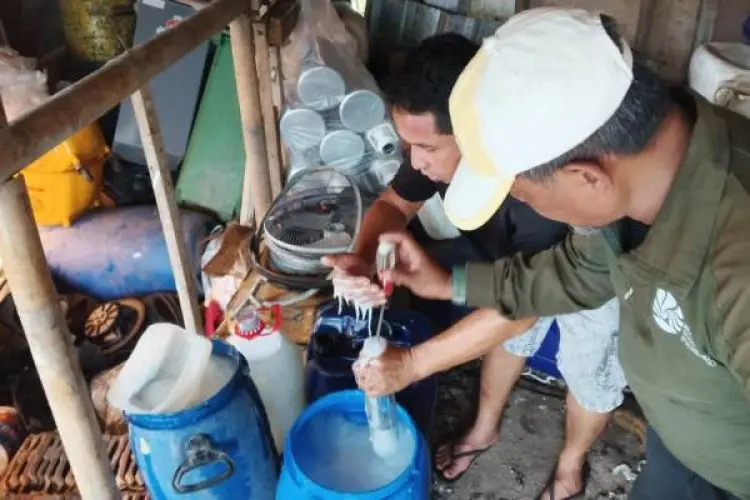 Pembuangan Limbah ke Sungai Ciliwung, Satpol PP Segel Lokasi dan DLH Lakukan Uji Lab
