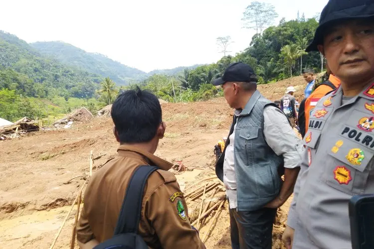 Permudah Pencarian 10 Warga Tertimbun Bencana Tanah Longsor di Kampung Gintung Rongga, Polisi Turunkan Anjing Pelacak 
