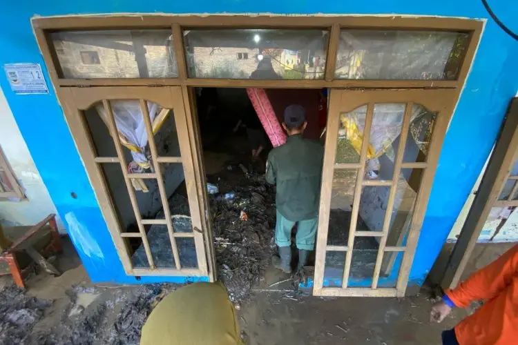 KBB Dikepung Bencana, Luapan Sungai Cimeta Rendam Tiga RW di Cipatat 