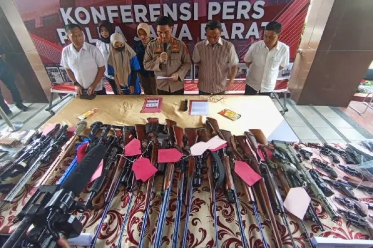 Wanita di Awiligar Bandung Ini Miliki Puluhan Senjata Api Ilegal dan Ribuan Peluru