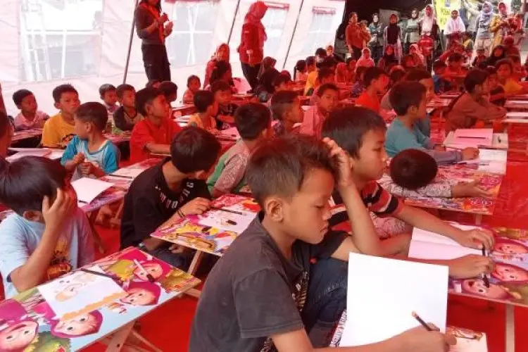 Obati Trauma Anak-anak Korban Bencana Longsor di Kampung Gintung, Pengajar Sekolah Darurat Berikan Edukasi Ini