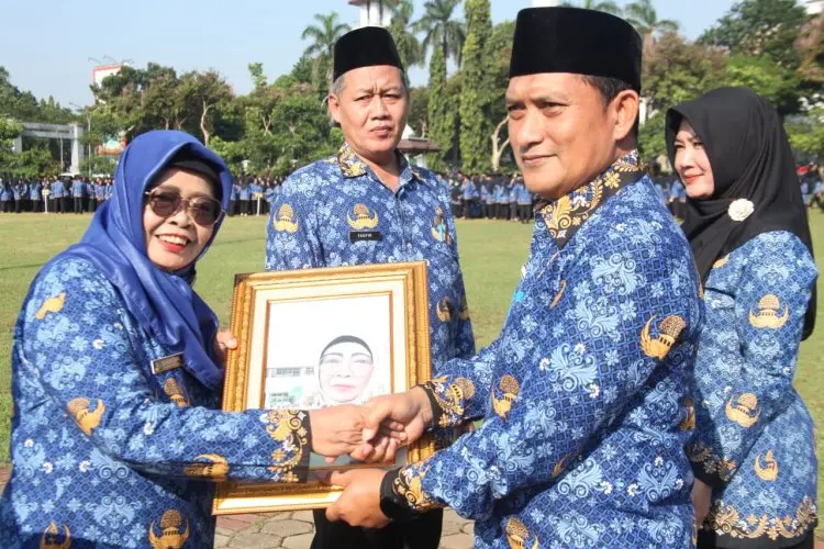 Camat Cibinong Acep Sajidin  'Melepas' Koleganya yang Pensiun
