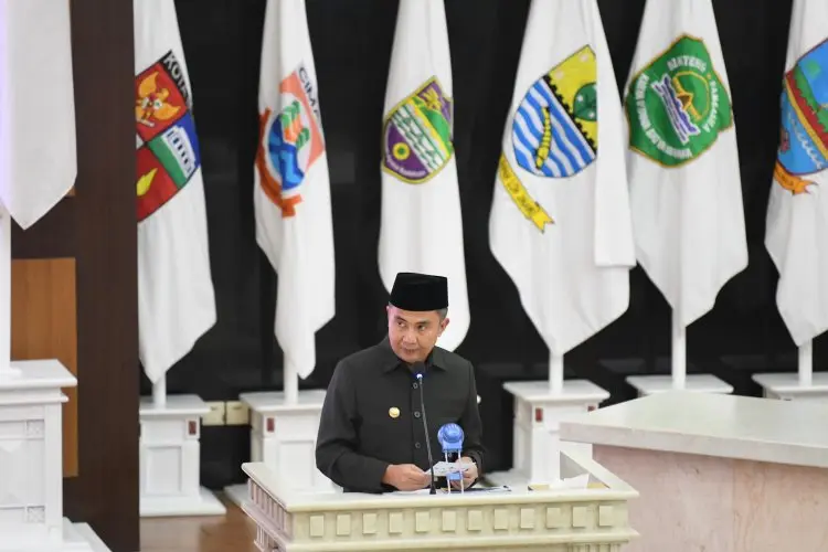 Penjabat Gubernur Bey Machmudin Sampaikan Dua Rancangan Perda kepada DPRD