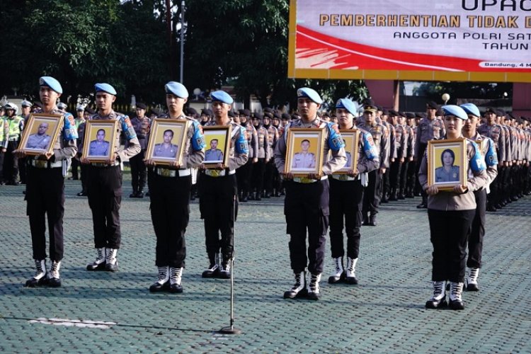 Kapolda Pimpin Langsung Upacara PTDH 28 Polisi Di Jabar